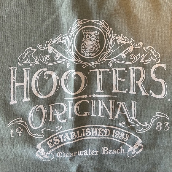 🖤5/$10 Light green Hooters sweater - Picture 2 of 2